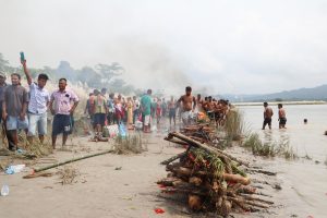 रसुवा बाढीमा परी बेपत्ता भएका मध्यविन्दुका १२ जनाको कुशको शव बनाएर सामुहिक दाहसंस्कार गरियो