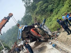 दाउन्नेको बस अनियन्त्रीत भएर पल्टदा ६ जनाको मृत्यु, १० घाईते